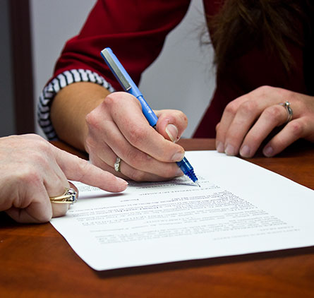 Pointer où signer sur la feuille blanche