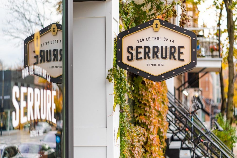 Enseigne de Par le Trou de la Serrure, avenue Laurier Ouest à Montréal